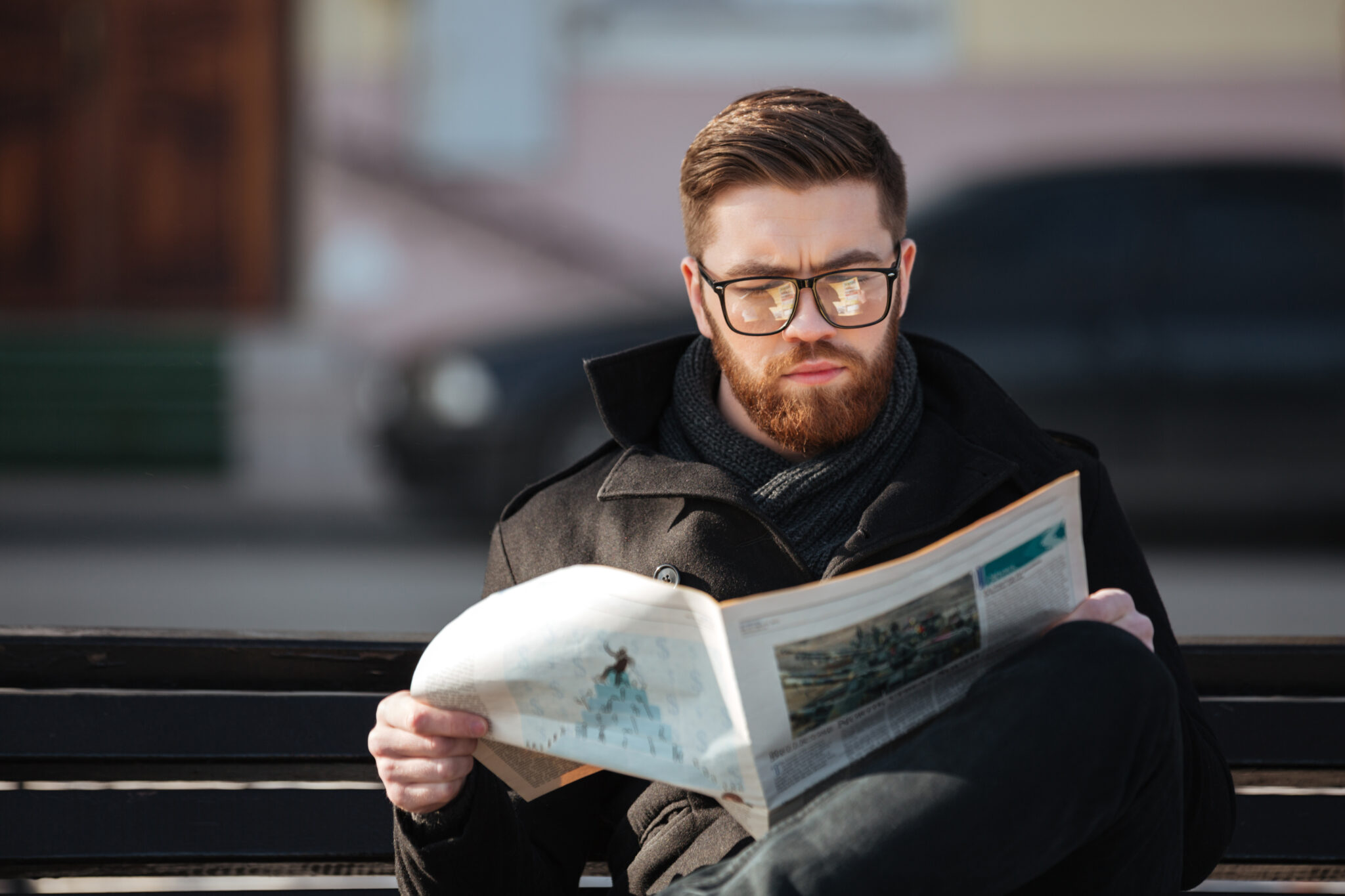 People are reading more. Человек читает газету. Мужик читает газету. Мужчина в очках читает. Мужчина читает газету фото.